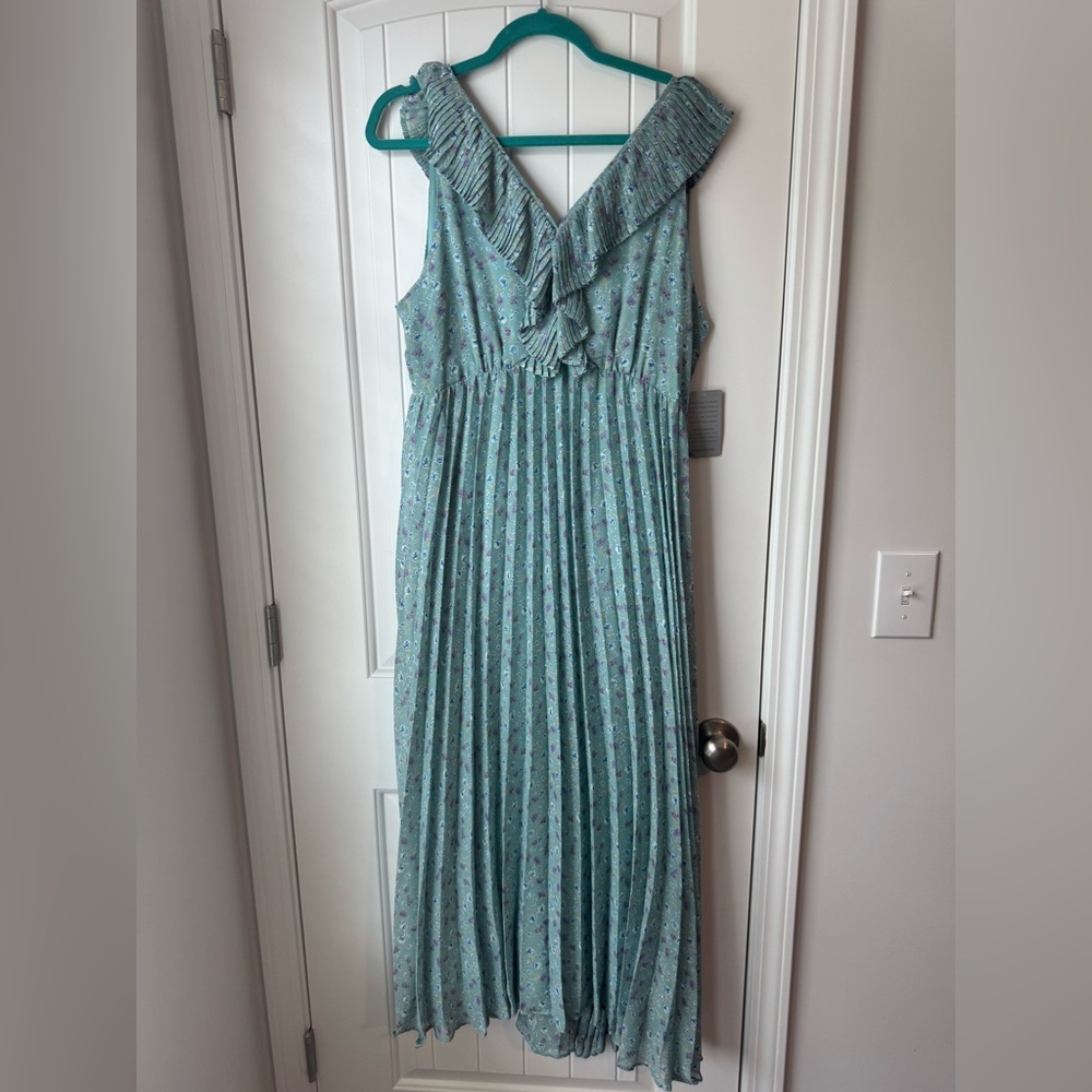 NWT Melloday Pleated V-Neck Dress